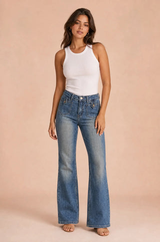 Hoch geschnittene, ausgestellte blaue Jeans