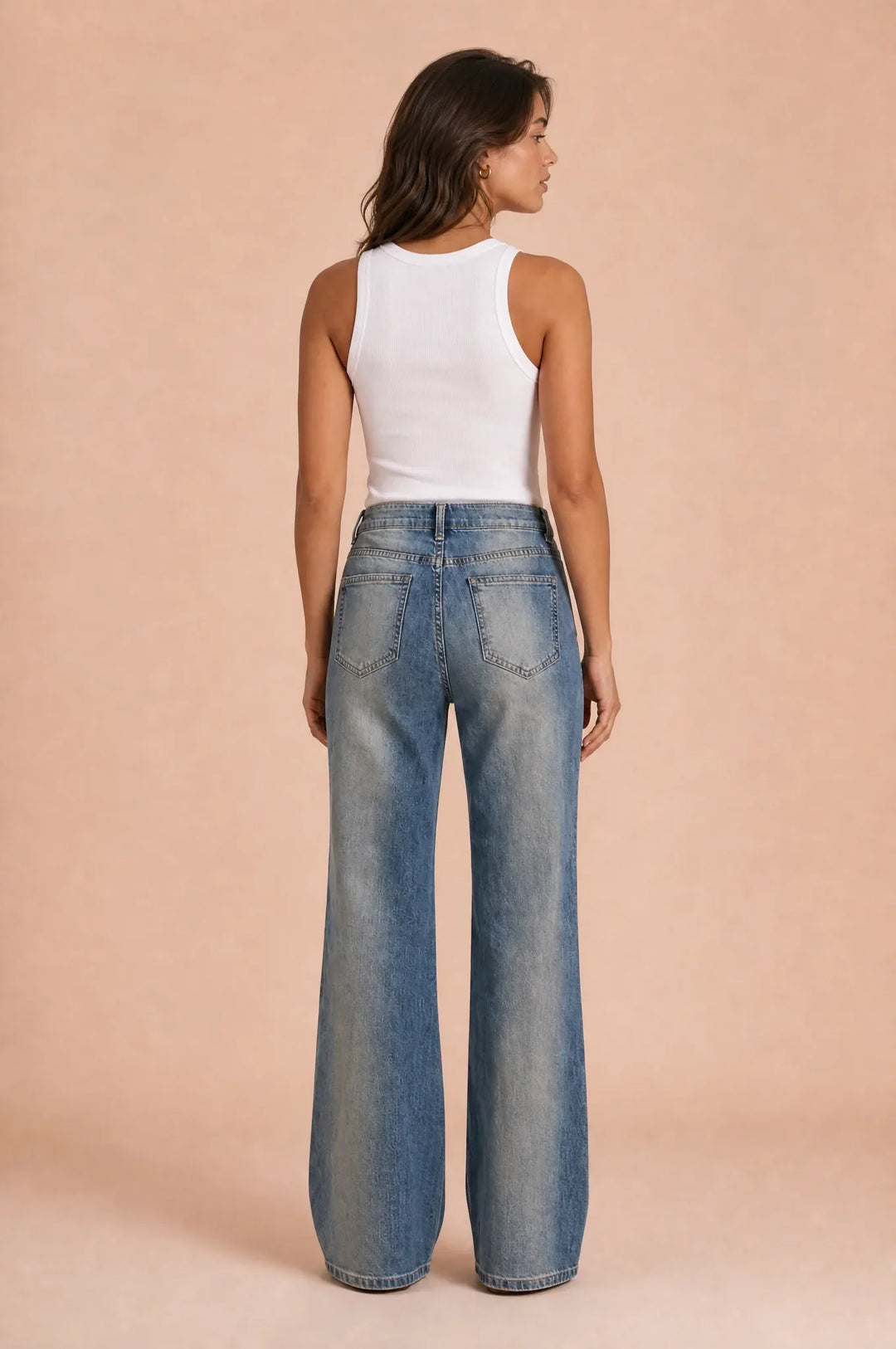Hoch geschnittene, ausgestellte blaue Jeans