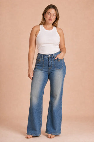 Hoch geschnittene, ausgestellte blaue Jeans