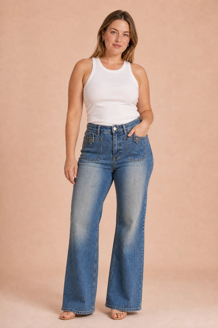 Hoch geschnittene, ausgestellte blaue Jeans