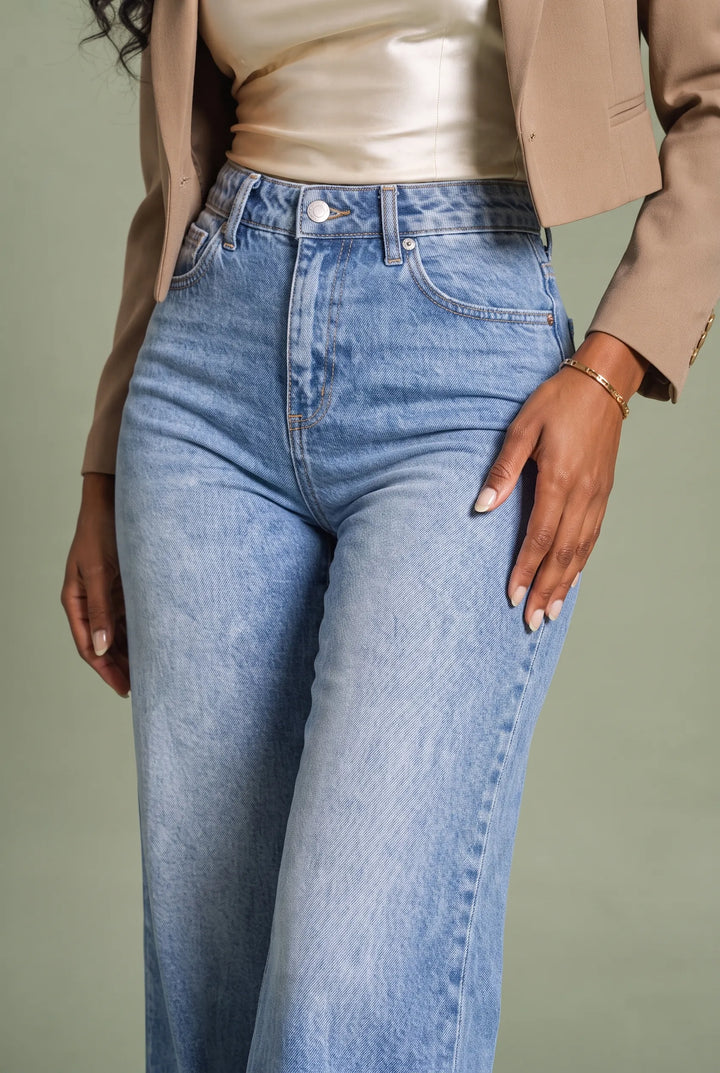 Hoch taillierte, ausgestellte Jeans in Blau