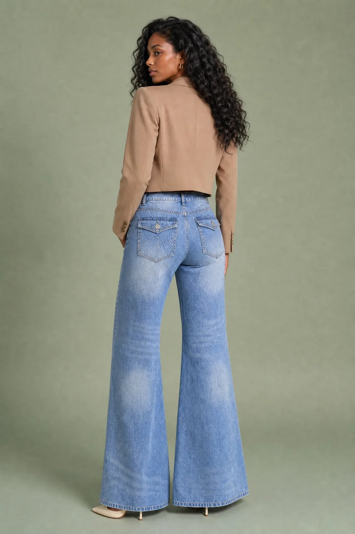 Hoch taillierte, ausgestellte Jeans in Blau