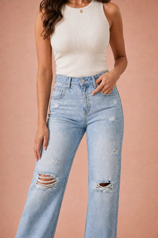 Helle blaue, zerrissene Jeans
