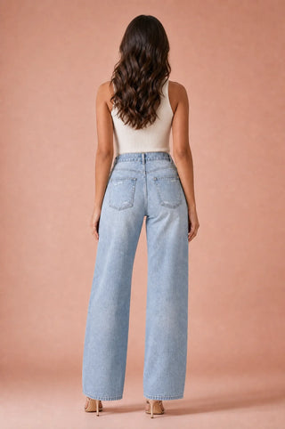 Helle blaue, zerrissene Jeans