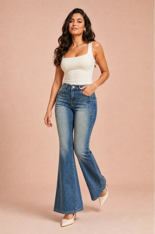 Dunkelblauer Flare-Jeans mit mittelhoher Taille