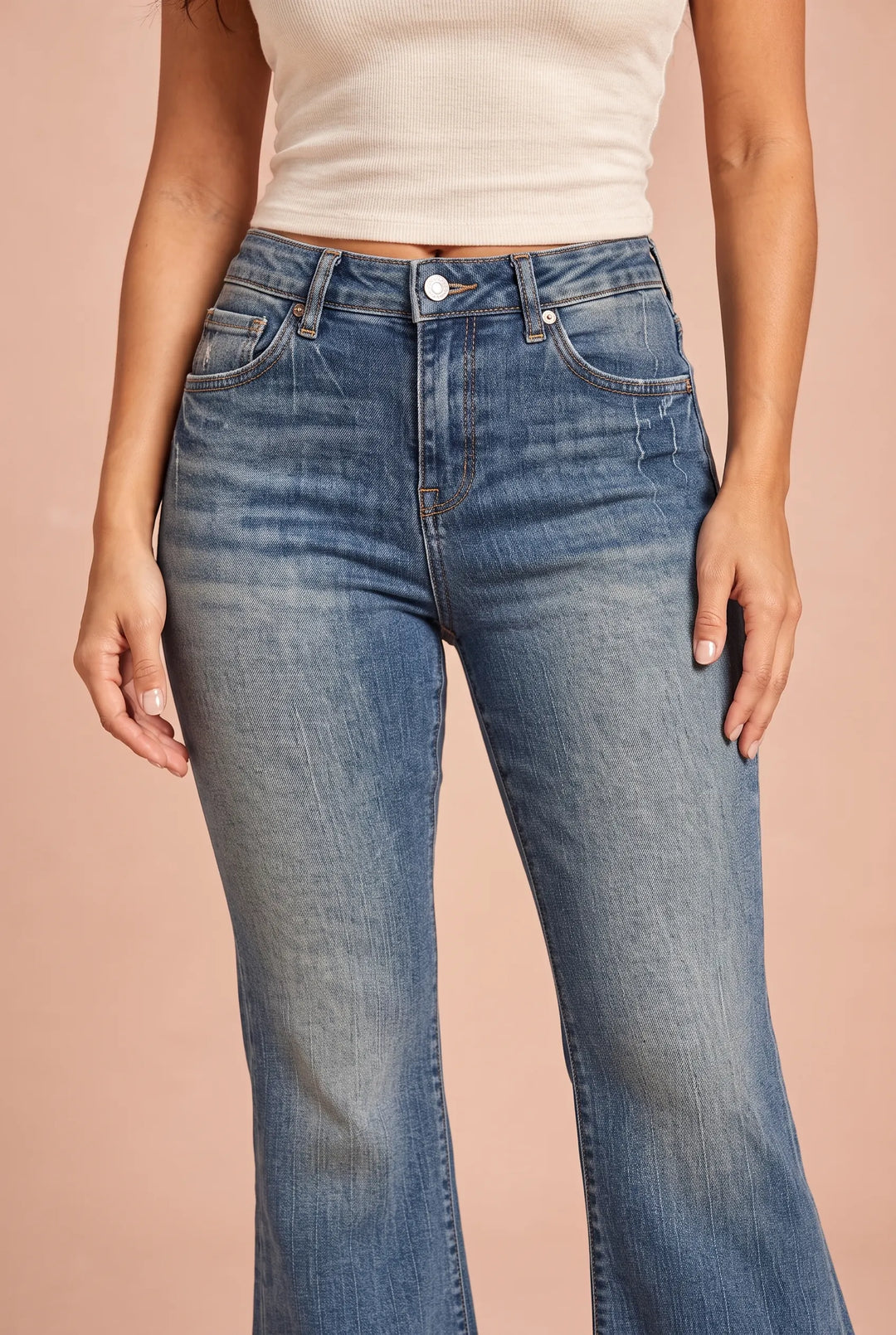 Dunkelblauer Flare-Jeans mit mittelhoher Taille