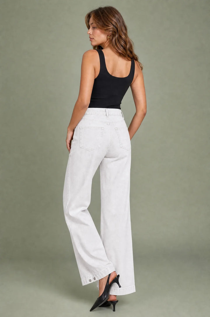 Weißer, weiter Jeans mit ausgewaschenem Effekt