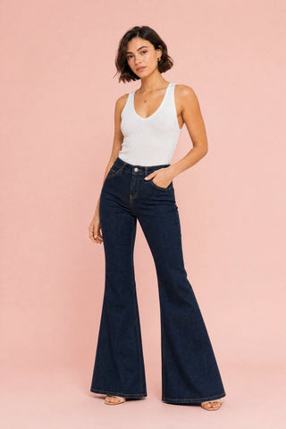 Dunkelblaue, ausgestellte Hose mit mittelhoher Taille