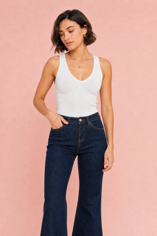 Dunkelblaue, ausgestellte Hose mit mittelhoher Taille