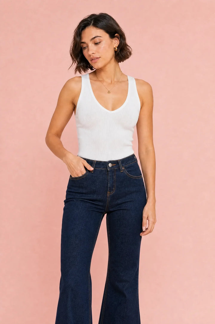 Dunkelblaue, ausgestellte Hose mit mittelhoher Taille