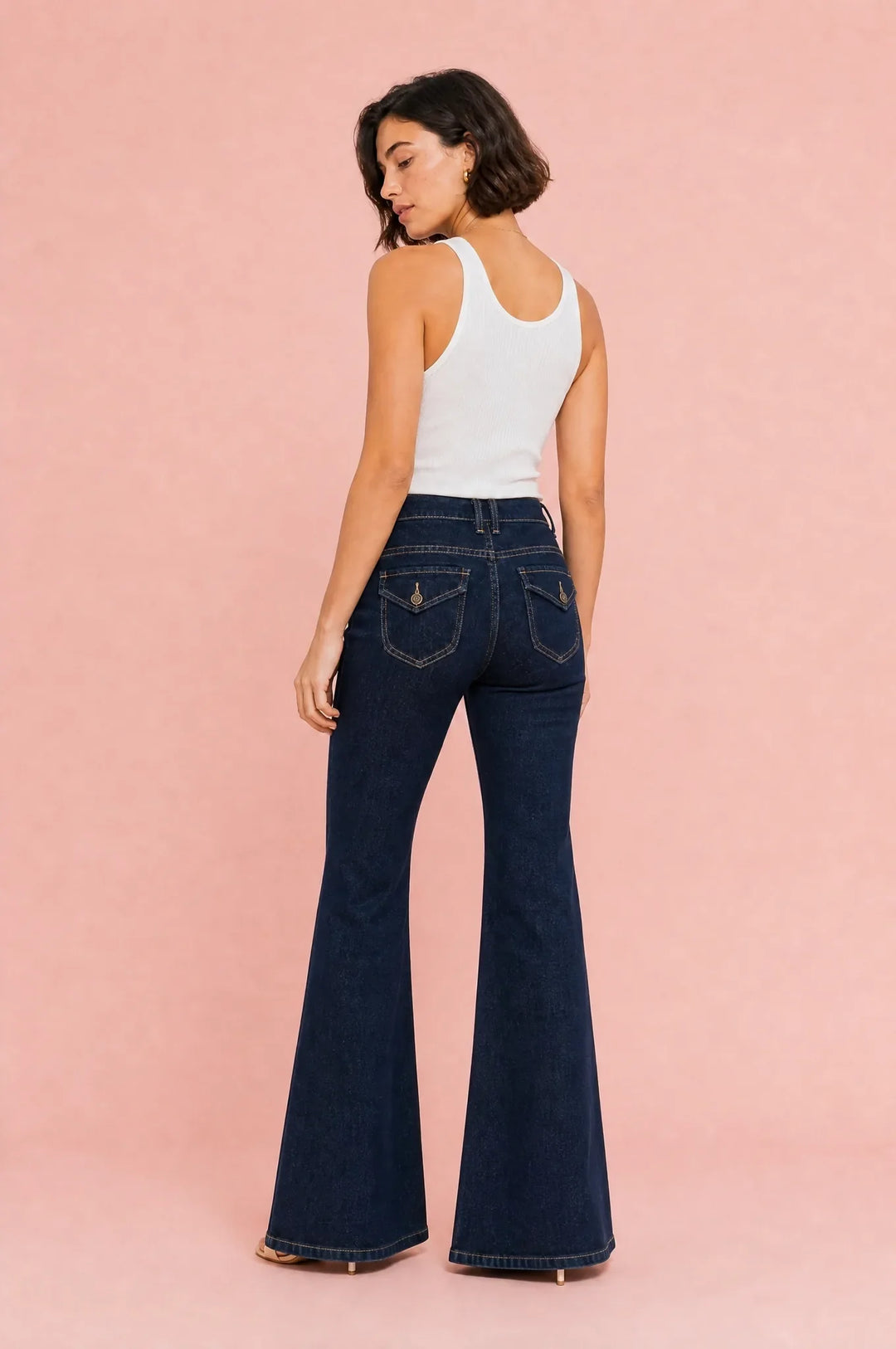 Dunkelblaue, ausgestellte Hose mit mittelhoher Taille