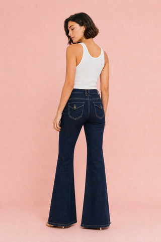 Dunkelblaue, ausgestellte Hose mit mittelhoher Taille