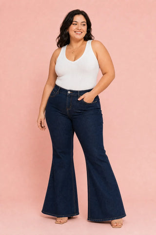 Dunkelblaue, ausgestellte Hose mit mittelhoher Taille
